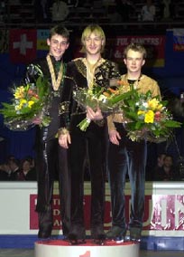 Призёры чемпионата мира по фигурному катанию 2004 в мужском одиночном катании Евгений Плющенко (золото), Бриан Жубер (серебро), Штэфан Линдэман (бронза)